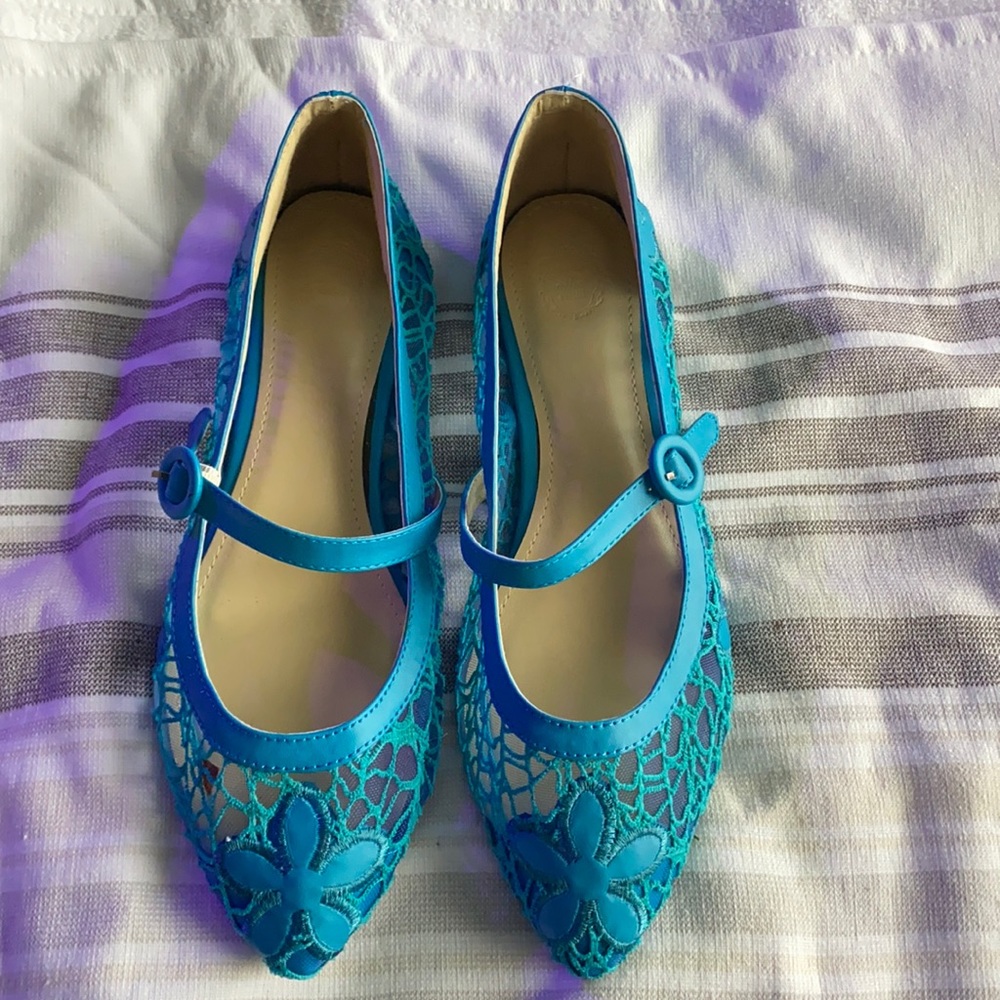 Bright teal lace flats in a size 9. Never worn.